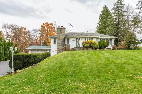 17 Indian Hill Dr, Chili, NY 14624