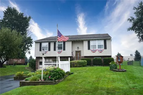 23 Fox Hollow Dr, Hamlin, NY 14464