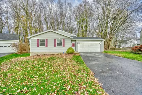 15 Brandywine Cir, Penfield, NY 14526