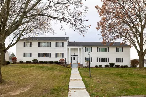 26 Colonial Pkwy #H, Pittsford, NY 14534