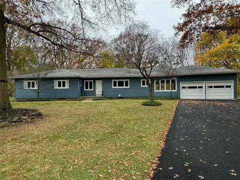 2815 Oakview Dr, Irondequoit, NY 14617