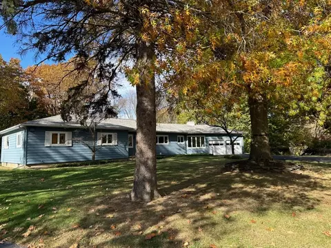 2815 Oakview Dr, Irondequoit, NY 14617 photo 4