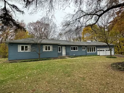 2815 Oakview Dr, Irondequoit, NY 14617 photo 3