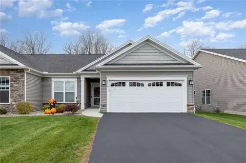6018 Redfield Dr, Farmington, NY 14425