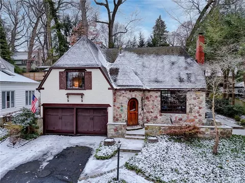13 Fair Oaks Dr, Perinton, NY 14445