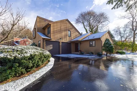 18 Brandywine Ln, Perinton, NY 14450
