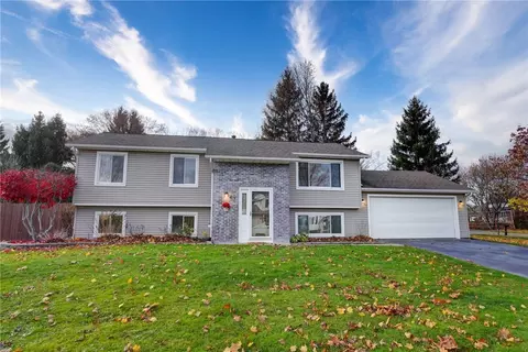 47 Kinmont Dr, Greece, NY 14612