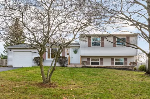 9 Cougar Cir, West Henrietta, NY 14586