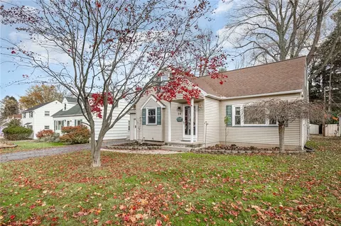 34 Crestfield Dr, Irondequoit, NY 14617 photo 2
