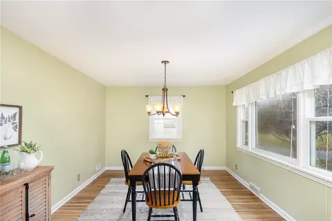 34 Crestfield Dr, Irondequoit, NY 14617 photo 4