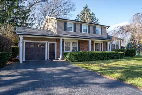 12 Stonecrest Dr, Greece, NY 14615