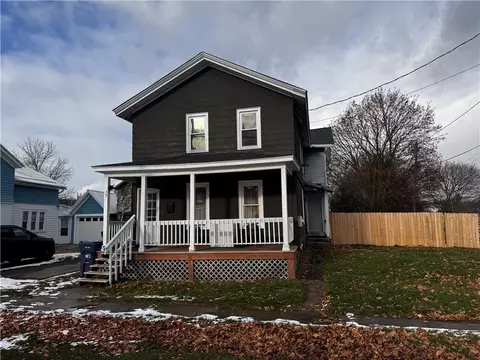 39 Montezuma St, Lyons, NY 14489