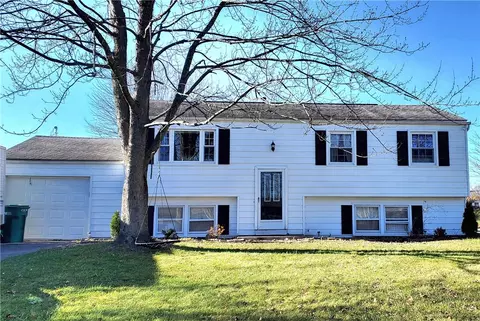 37 Bucky Dr, Chili, NY 14624