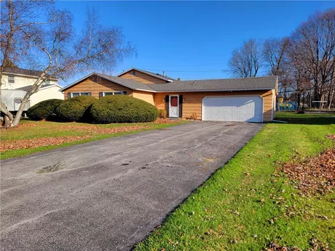 154 Rusty Ln, Greece, NY 14626