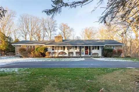 11 Rollingwood Dr, Perinton, NY 14534