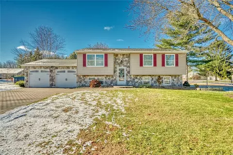 141 Stoney Path Ln, Greece, NY 14626