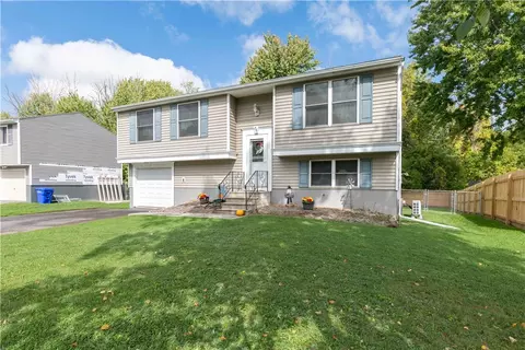 86 Close Hollow Dr, Hamlin, NY 14464