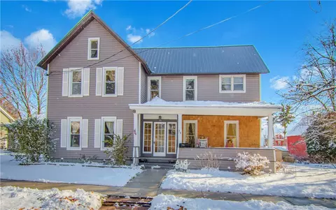 75 Elm St, Galen, NY 14433