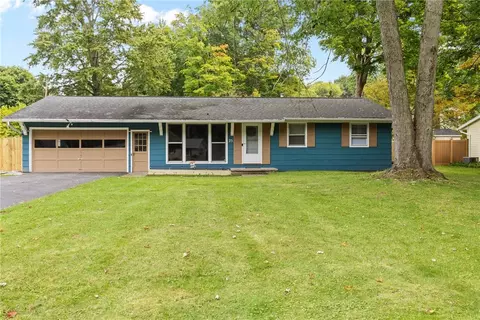 25 Bright Oaks Dr, Chili, NY 14624