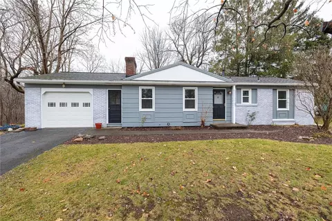 172 Mulberry Dr, Farmington, NY 14425