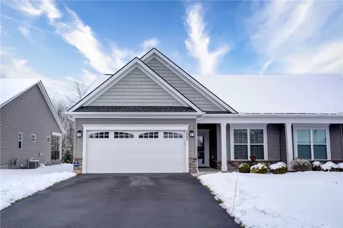 5982 Redfield Dr, Farmington, NY 14425