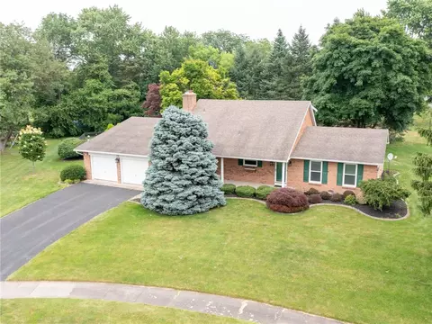 40 Kimbrook Cir, Greece, NY 14612