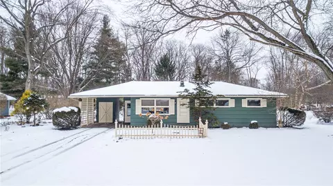 7 Cullens Run, Pittsford, NY 14534