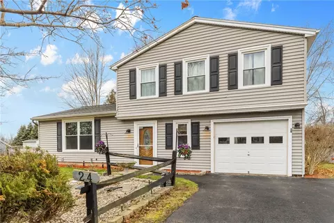 24 Highview Dr, Hamlin, NY 14464