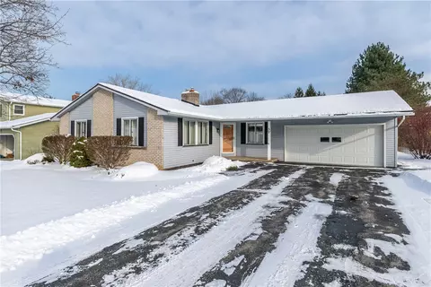 32 Jefreelind Dr, Greece, NY 14616