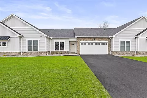 69 Cedarway Cir #327, Webster, NY 14580