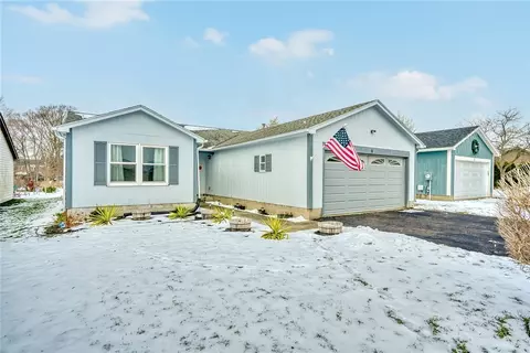 5 Lone Oak Cir, Penfield, NY 14526