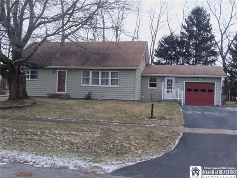 20 Reese Pkwy, Pomfret, NY 14063