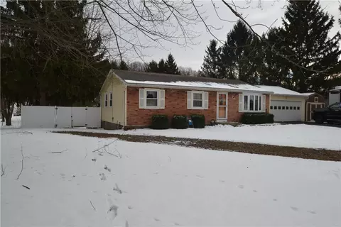 2328 Timberline Dr, Macedon, NY 14502