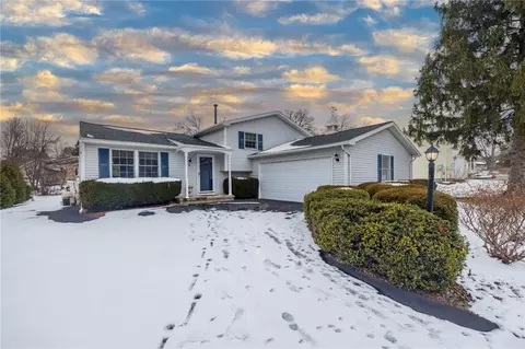 5 Penshire Cir, Penfield, NY 14526
