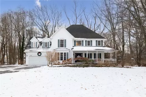 522 Blackthorne Ln, Webster, NY 14580