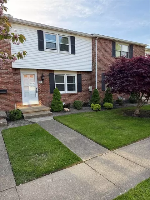 33 Wimbledon Ln, West Seneca, NY 14224