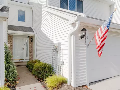 5 Triton Ct, Perinton, NY 14450