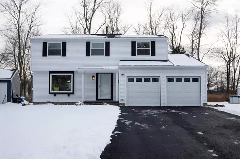 7 Creekside Cir, Penfield, NY 14526