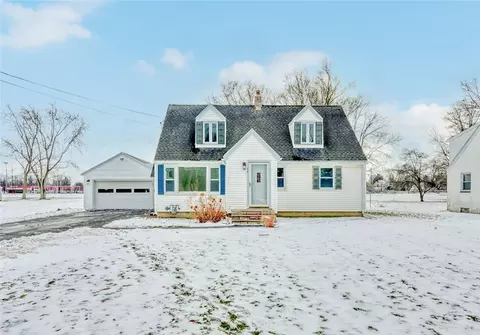 77 Country Ln, Penfield, NY 14526