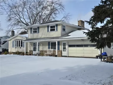12 Flamingo Dr, Gates, NY 14624