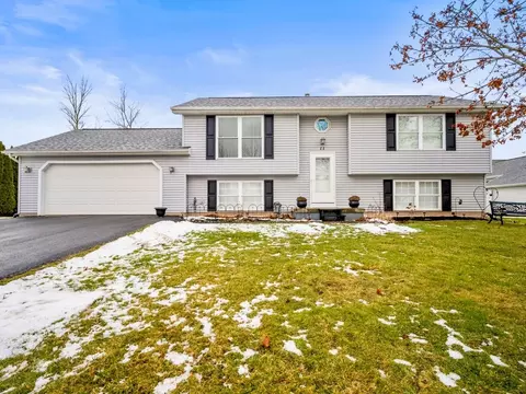 11 Larrigan Xing, Brockport, NY 14420