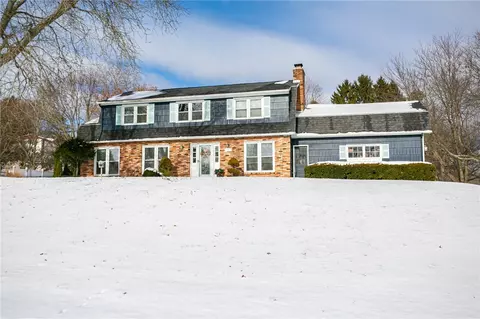 31 Crestview Dr, Pittsford, NY 14534