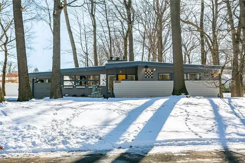 25 Woodland Cir, Irondequoit, NY 14622