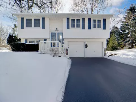 5783 Dalton Dr, Farmington, NY 14425