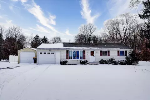 17 Southview Dr, Macedon, NY 14502