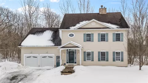 17 Connies Ln, Parma, NY 14559