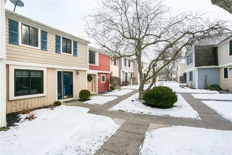 2 Village Trl, Honeoye Falls, NY 14472