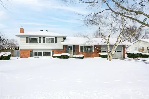 40 Tioga Dr, Greece, NY 14616