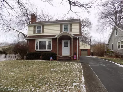 271 Lone Oak Ave, Greece, NY 14616