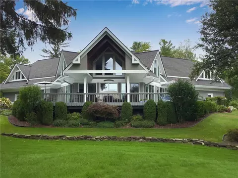 5566 Vardon Dr, South Bristol, NY 14424